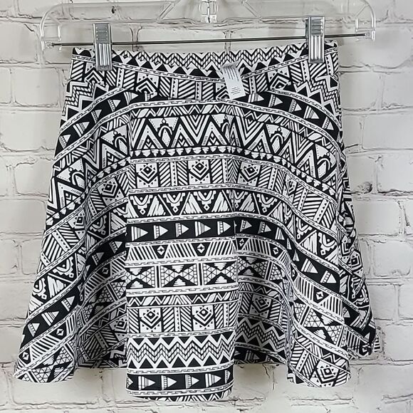 Aeropostale Skater Mini Skirt Black White Aztec Tribal Print XS Ponte Stretch - Picture 6 of 6